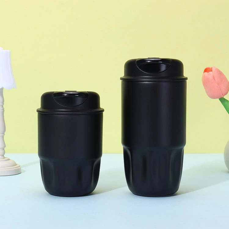 Tasses isolées avec des couvercles