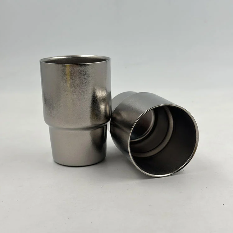 Tasse de vin en titane